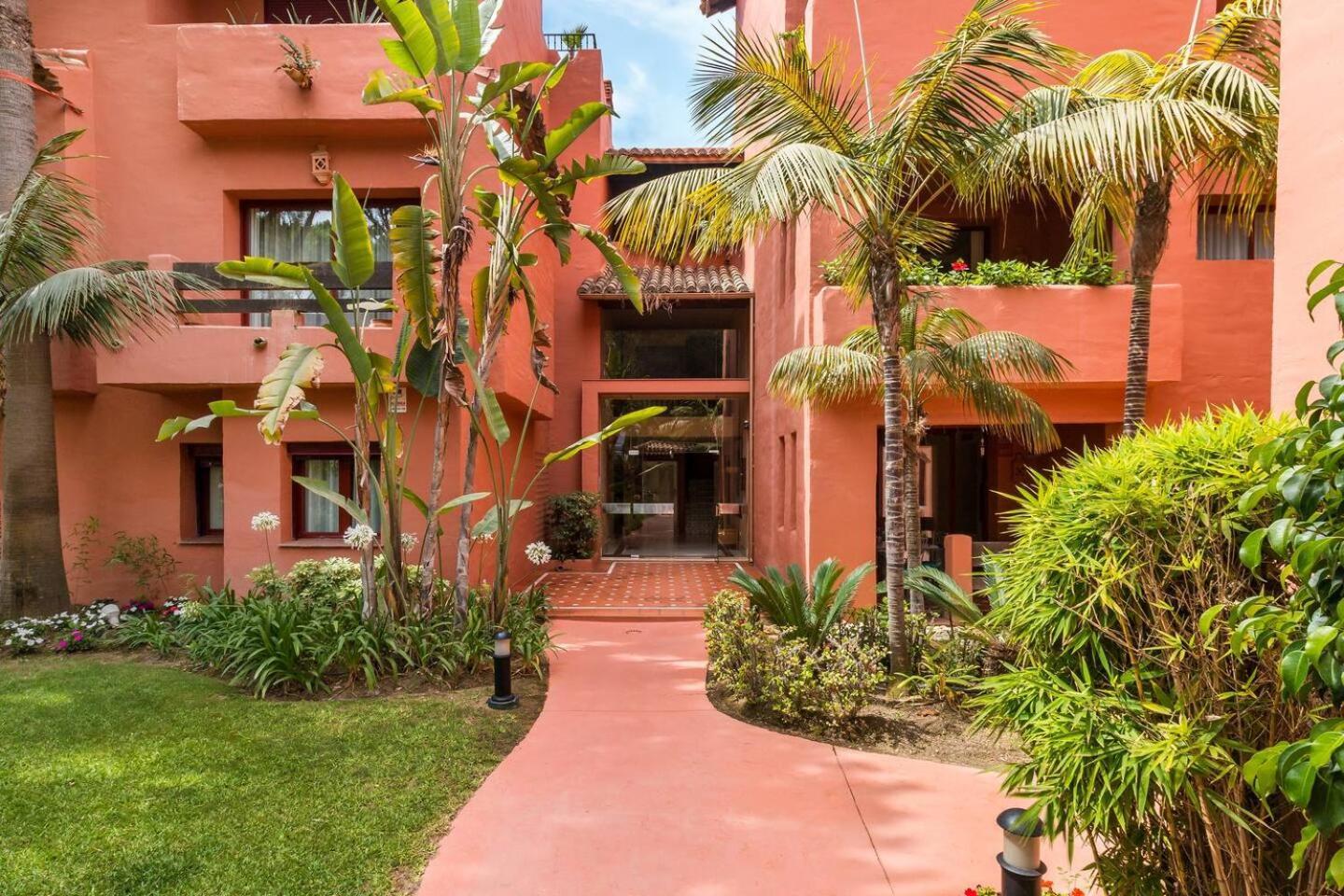Beachfront, 3pools, King Bed, Free Gymparking Apartament Marbella